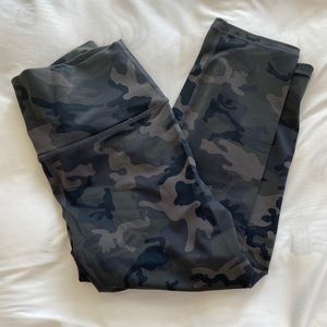 Euc zyia 6-8 Capri leggings